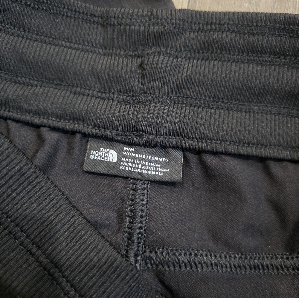 THE NORTH FACE black Cropped Pants Hike Joggers Alo Yoga - Picture 2 of 10